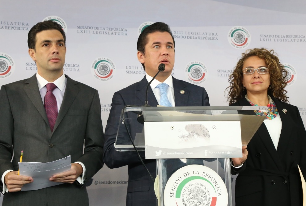 En conferencia de prensa, el coordinador de los senadores del PVEM, Carlos Puente, destacó que propondrán la disminución del número de diputados y senadores.