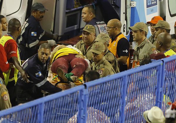 Bomberos llevan a una persona herida en una camilla durante las celebraciones del Carnaval en el Sambódromo, en Río de Janeiro, Brasil. (AP)
