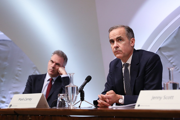 Mark Carney, gobernador del Banco de Inglaterra (BOE), a la derecha, y Ben Broadbent, vicegobernador para la política monetaria, durante el informe trimestral de inflación (Getty Images )