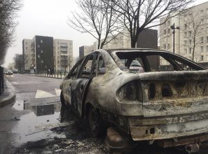Los restos de un coche quemado por los manifestantes, en Aulnay-sous-Bois, al norte de París (AP) 