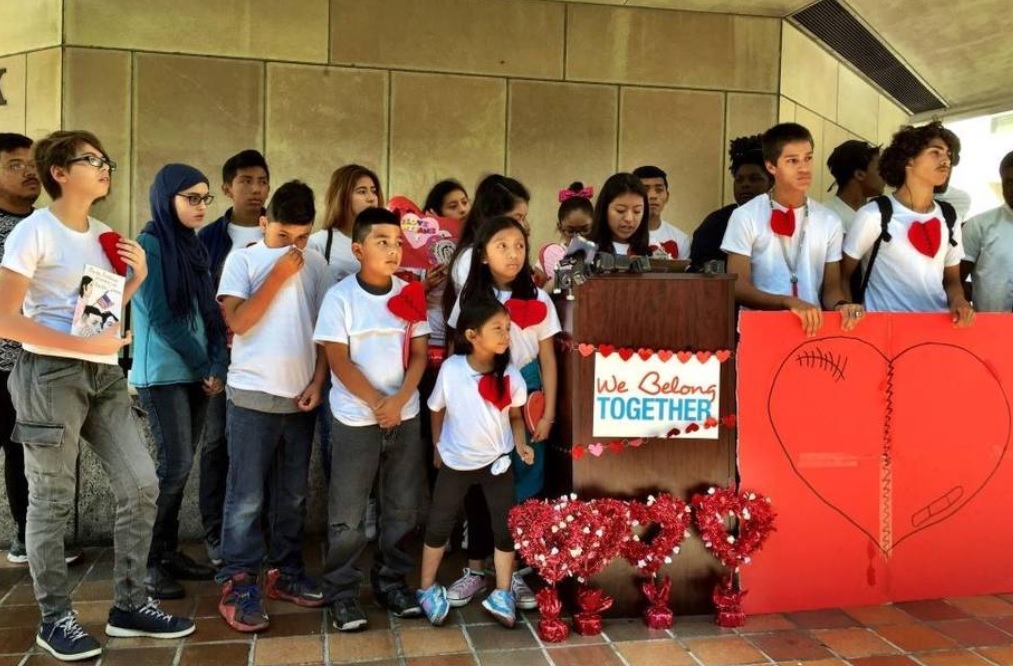 Un grupo de niños llevó mensajes de amor al alcalde de Miami-Dade, Carlos Gimenez; piden protección para sus padres inmigrantes, sin embargo el político no los atendió y dejaron las cartas en su oficina.