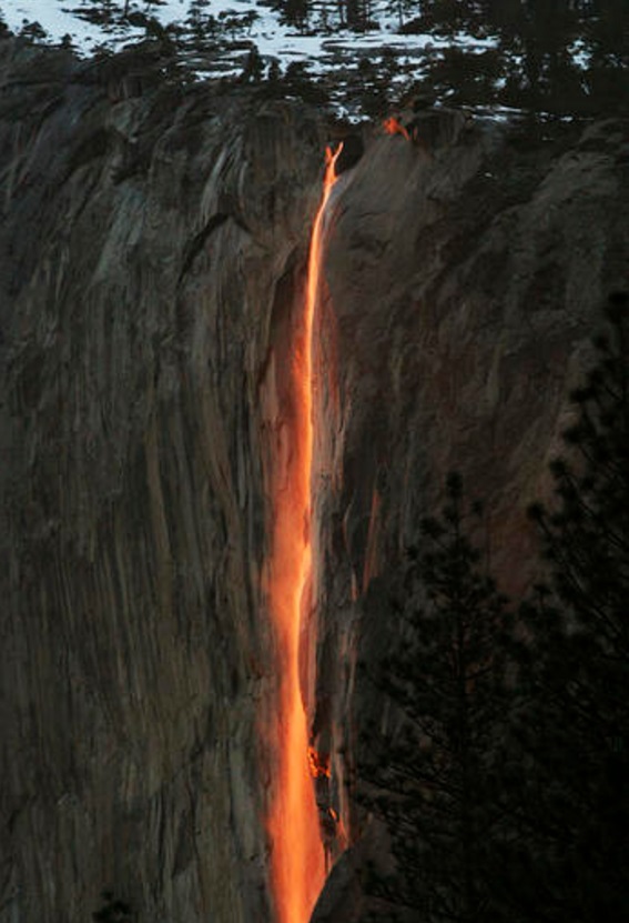 La madre naturaleza regala un espectáculo: Un rayo de sol crea un resplandor cerca de una cascada, en el Parque Nacional de Yosemite, en California (AP)