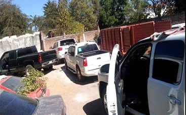 Vehículos asegurados en un inmueble de la colonia Libertad, en Culiacán, Sinaloa; fuerzas federales incautan arsenal en el predio