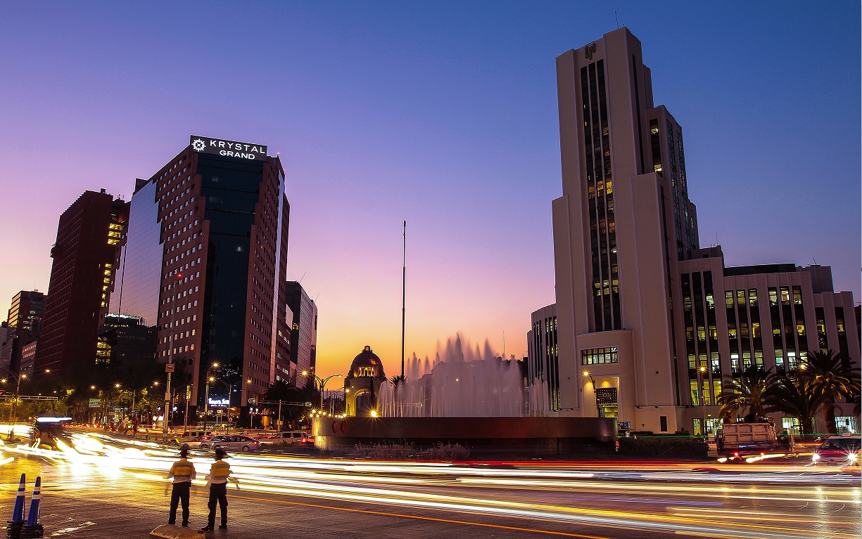 Amanecer en la Ciudad de México; en la capital prevalecerá ambiente cálido durante el día