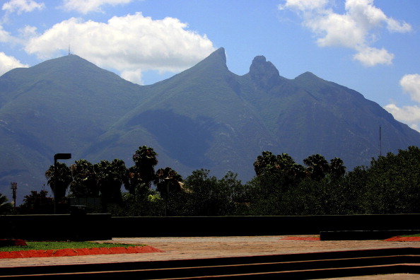 Vista panorámica del cerro de la silla en Monterrey; el sistema que mide la calidad del aire en Nuevo León presenta fallas (Getty Images, archivo)