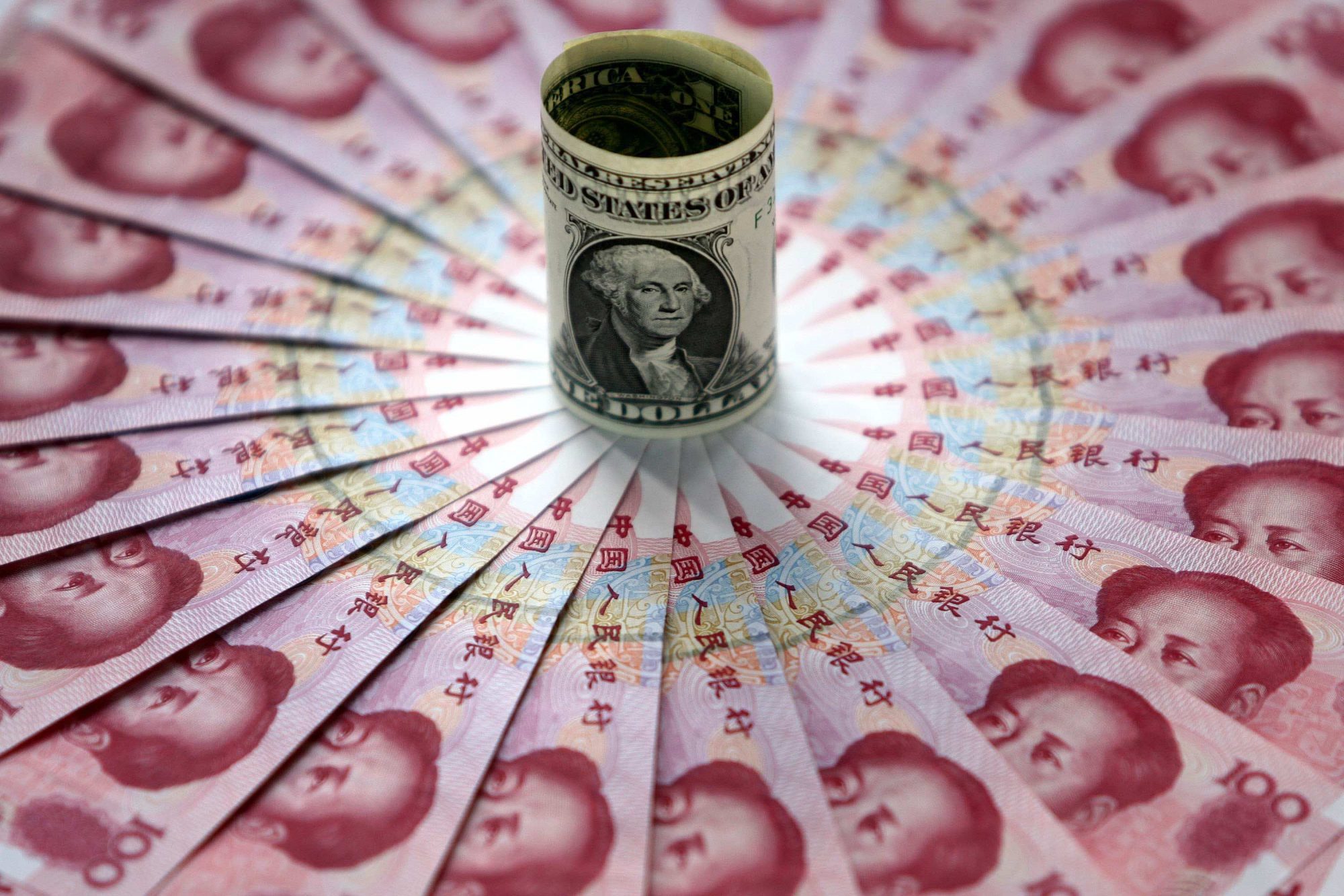 Imagen ilustrativa con yuanes chinos y un dólar (Getty Images)