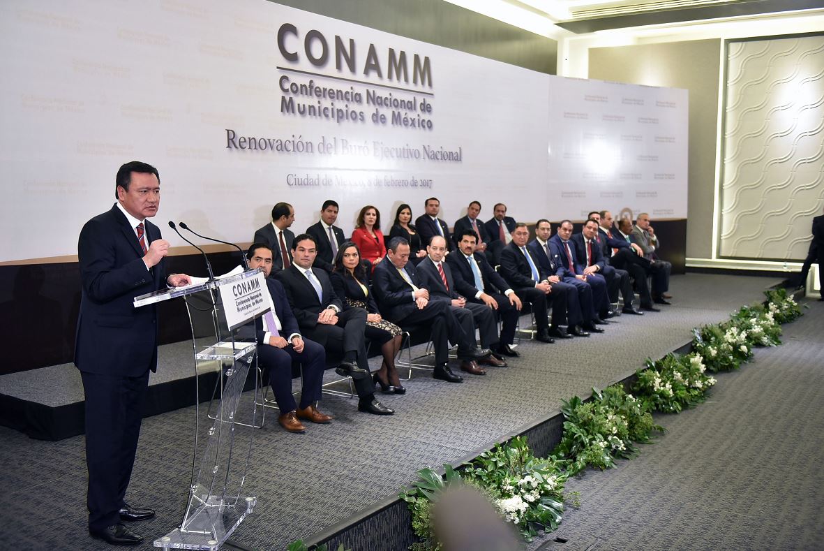 El secretario de Gobernación, Miguel Ángel Osorio Chong presidió la toma de protesta de José Ramón Enríquez como presidente de la Conferencia Nacional de Municipios de México (Conamm). (Notimex)