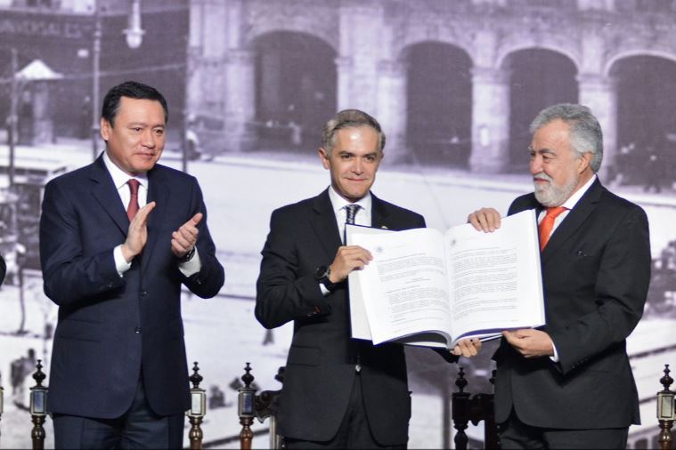 La Constitución de la Ciudad de México, elaborada en cuatro meses y medio de trabajos, fue entregada este 5 de febrero. (Twitter@osoriochong)