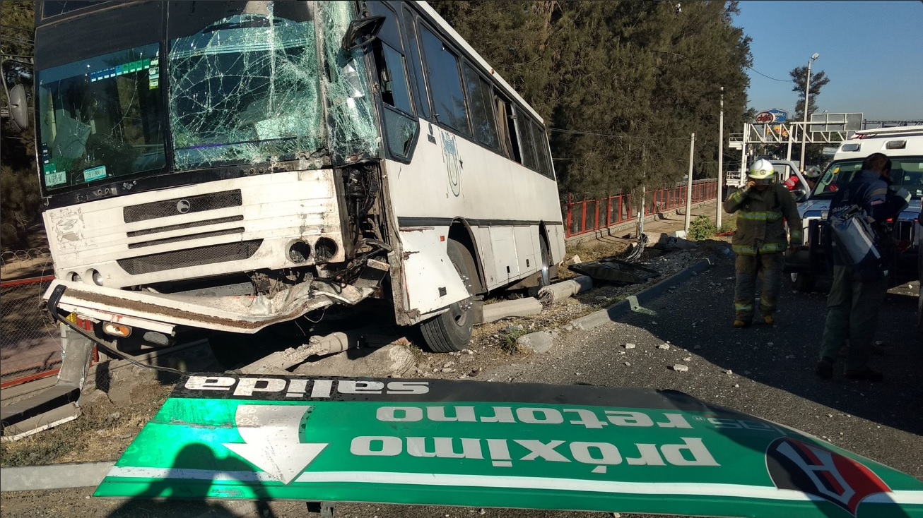 Camión de pasajeros choca y provoca al menos 19 lesionados sobre la carretera a Chapala, en Jalisco; el chofer de la unidad escapa (Twitter @PCJalisco)