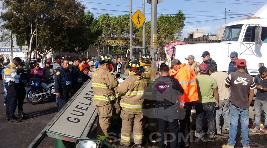 La vialidad se vio afectada mientras se realizaron maniobras de rescate. (Twitter: @OVIALCDMX)