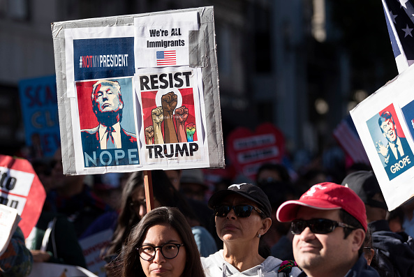 Cientos de personas protestas en California contra el veto migratorio del presidente Donald Trump.