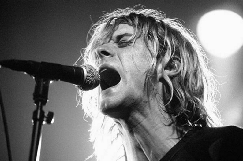 Kurt Cobain era zurdo y encontrar guitarras para zurdos no era fácil para él (Getty Images)