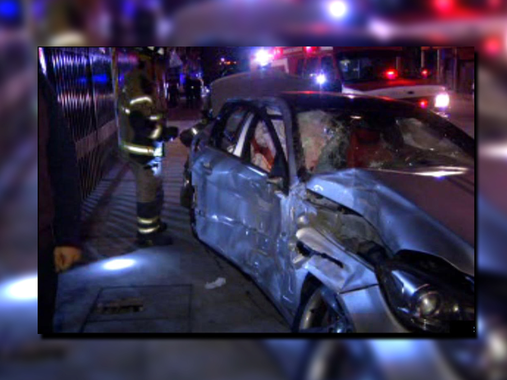 Vehículo accidentado sobre Eje 5 Sur y Gabriel Mancera; una persona registra heridas graves por el accidente (Noticieros Televisa)