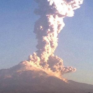 Las columnas de ceniza que arroja el Volcán de Fuego de Colima después de cada explosión, se esparcen por lo menos 30 kilómetros (Twitter/@berthareynoso)