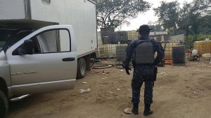 Contenedores con combustible ilícito asegurados en Centro, Tabasco; personal de la Gendarmería también decomisó un vehículo