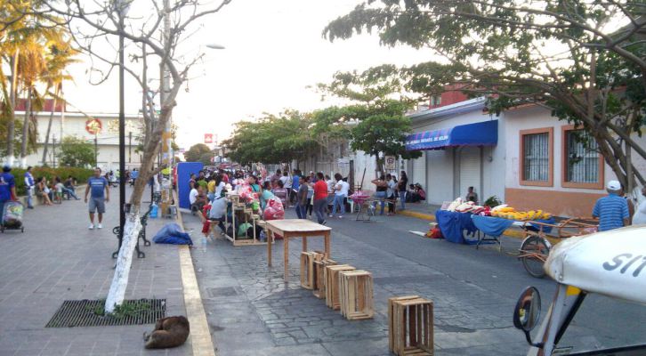 Comerciantes ambulantes instalados en parque municipal de Juchitlán, Oaxaca; se enfrentan con policías durante un operativo. (ADN Sureste)