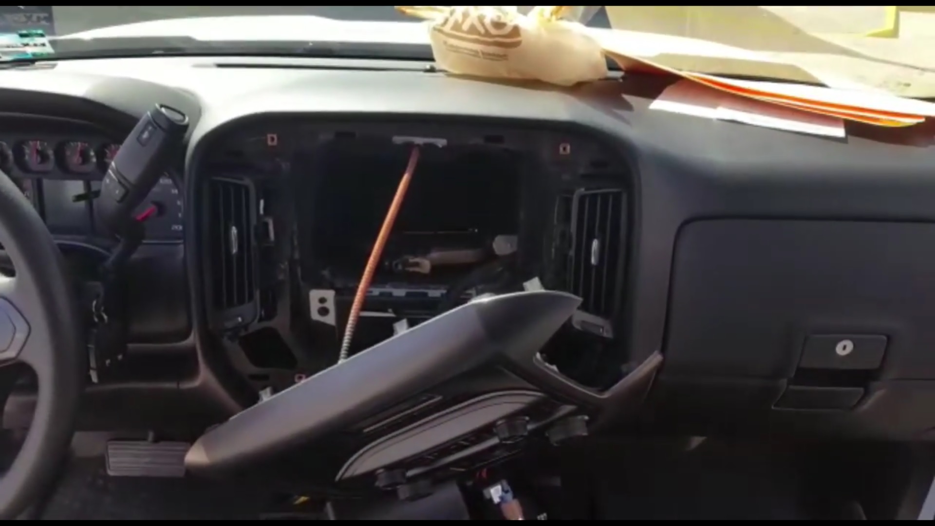 Compartimento oculto en una camioneta donde había dos armas; la Policía Federal realiza el aseguramiento del vehículo en Hermosillo, Sonora (YouTube-Policía Federal)