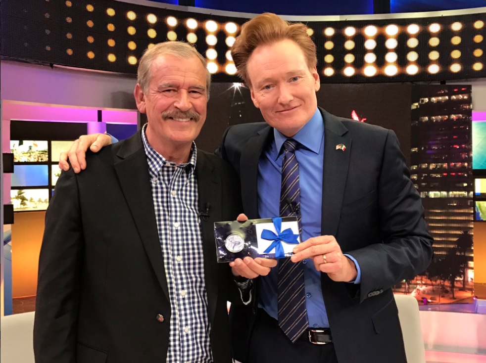 El ex presidente Vicente Fox participa en el programa especial de Conan O’Brien en México (Twitter @AlejandroLG)