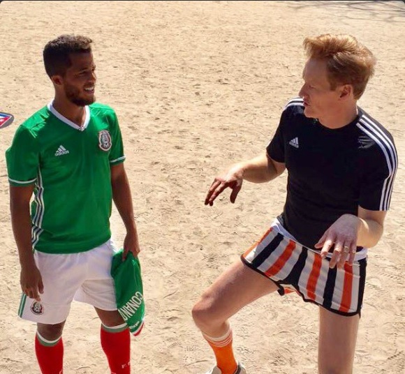 Conan O’Brien juega futbol con Giovanni Dos Santos durante su visita a México (Twitter @ConanOBrien)