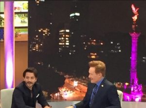 Diego Luna participa en el programa especial de Conan O’Brien en México (Twitter @AlejandroLG)
