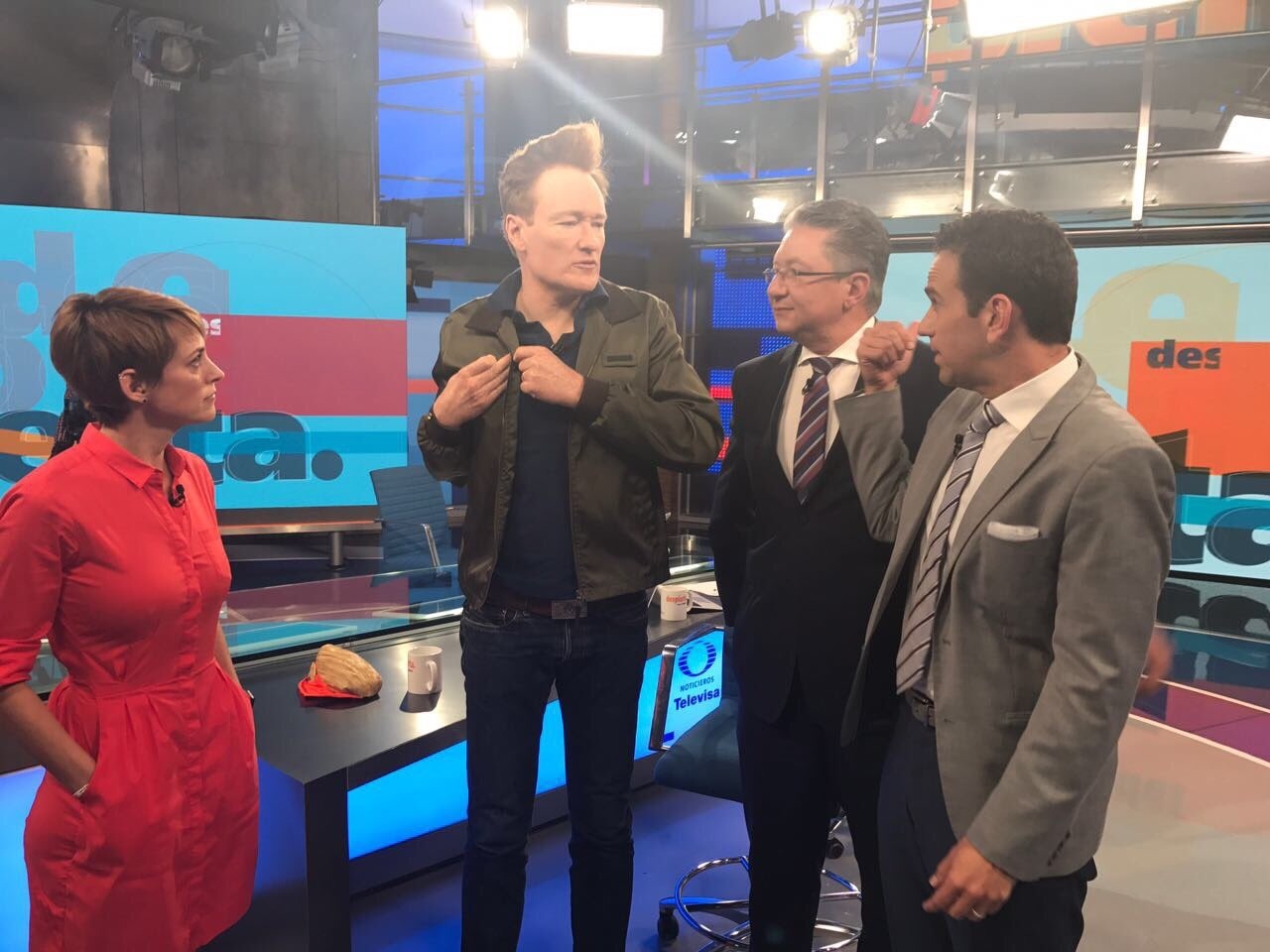 Conan O'Brien en entrevista para Despierta con Loret (Twitter, @CarlosLoret)