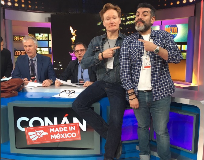 Set de Televisa San Ángel donde Conan O’Brien graba su programa especial sobre México (Twitter @AlejandroLG)