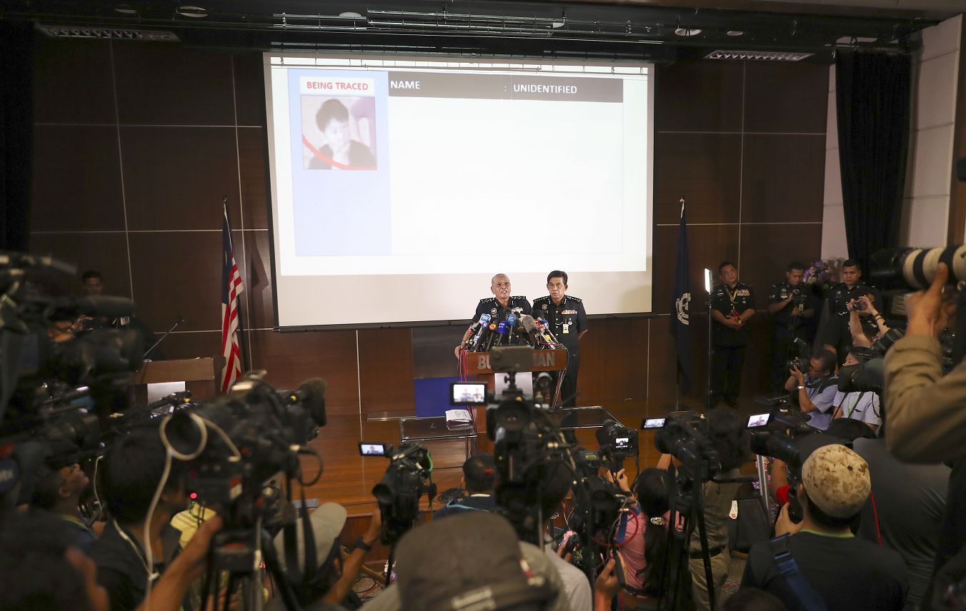 El Inspector General Adjunto de la Policía, Noor Rashid Ibrahim, muestra una foto de uno de los sospechosos durante una conferencia de prensa en la sede de la Policía en Kuala Lumpur, Malasia. (AP)