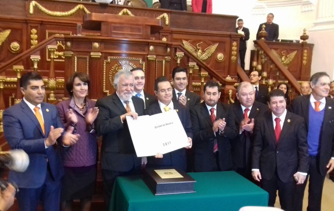 El presidente de la Comisión de Gobierno, Leonel Luna, recibió de manos del constituyente Alejandro Encinas la Carta Magna y su acervo documental.
