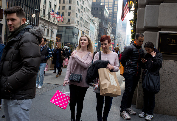 Dos mujeres realizan compras en las tiendas minoristas de EU (Getty Images)