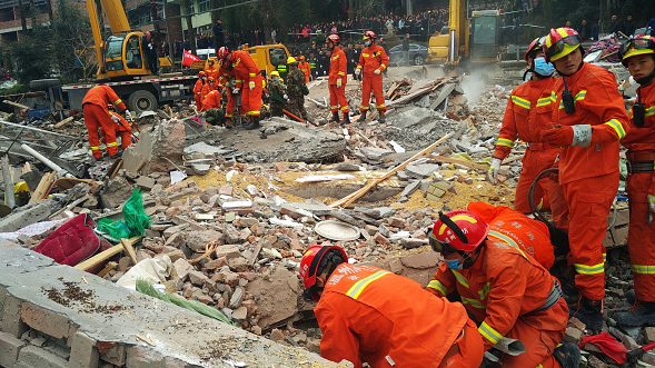 Cuerpos de rescate trabajan para encontrar sobrevivientes tras el derrumbe de un edificio en China.