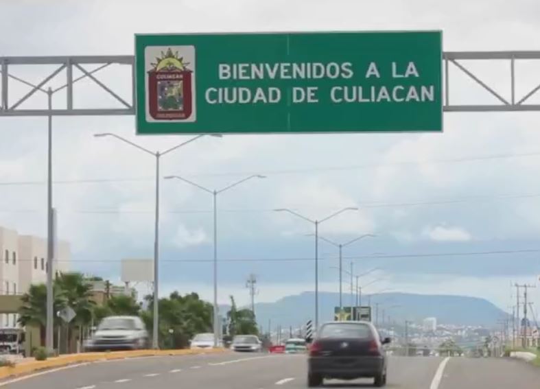 De los casi 5 mil policías que deberían vigilar los 18 municipios de Sinaloa, solo 2 mil 500 están en las calles, el resto están incapacitados o desempeñando labores administrativas y de las mil patrullas, solo funciona la mitad. (Noticieros Televisa)