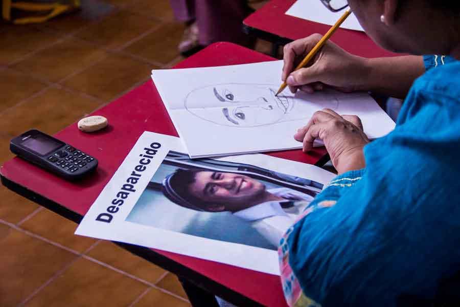 Mujer practica el retrato en Casa Nicolás, del artista Damián Ontiveros; la organización integra a migrantes a sus talleres de pintura (damianontiveros.com)