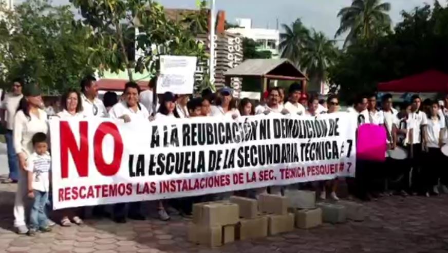 Manifestación en defensa de la escuela pesquera de Puerto Morelos, Quintana Roo (Noticieros Televisa)