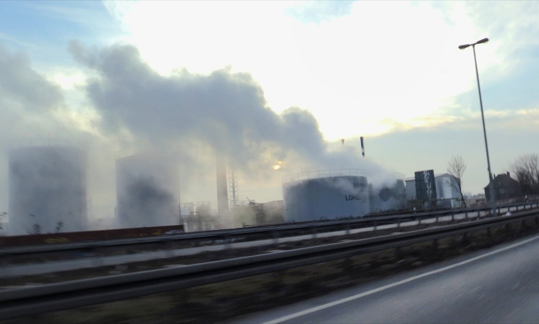 Derrame de ácido sulfúrico de los tanques de una compañía química en Alemania, se convierte en una nube tóxica. (AP)