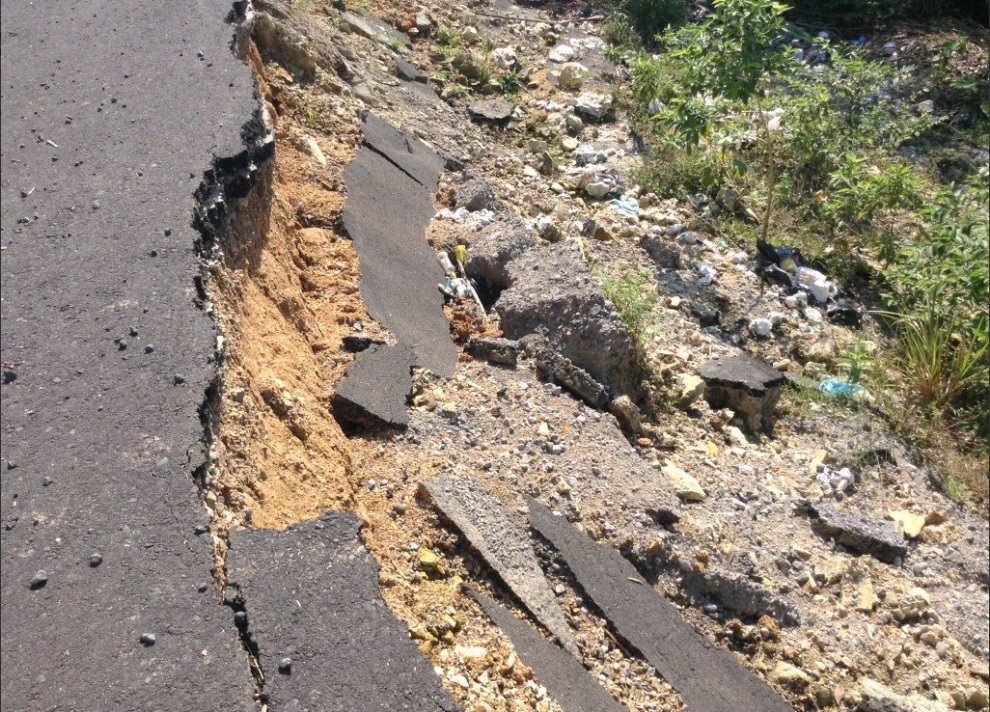 Deslave en la carretera interejidal, en Veracruz, no ha sido reparado desde diciembre; permanece el riesgo de accidente por falta de señalización