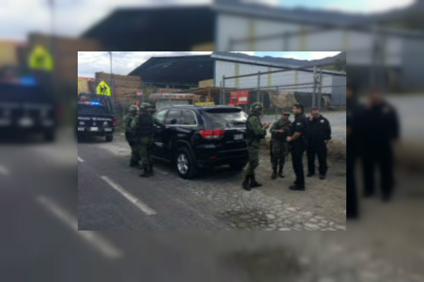 Policías municipales de Santiago, Nuevo León, detienen a dos presuntos secuestradores; las autoridades rescatan a la víctima y recuperan un camión (Noticieros Televisa)