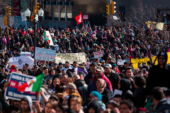 Durante la marcha los participantes desplegaron pancartas y banderas de Estados Unidos y México. (Getty images)