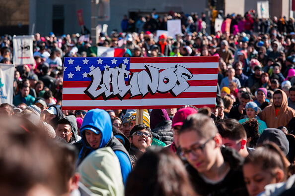 Durante la marcha los participantes desplegaron pancartas y banderas de Estados Unidos y México. Getty Images)