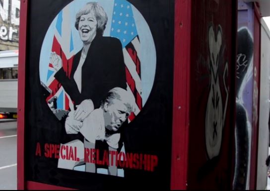 En un cuadro con sátira, de tamaño póster, se puede observar a la primera ministra británica Theresa May azotando al presidente estadounidense Donald Trump. (London Evening Standard)