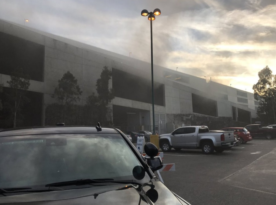 Este lunes se incendió el estacionamiento principal de Disneylandia