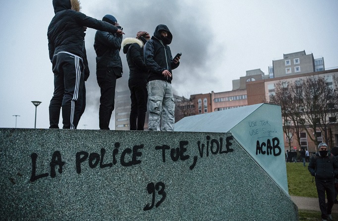 Manifestantes se reúnen durante una protesta en Bobigny, en las afueras de París, contra la supuesta violación de un joven negro por parte de la policía (AP)