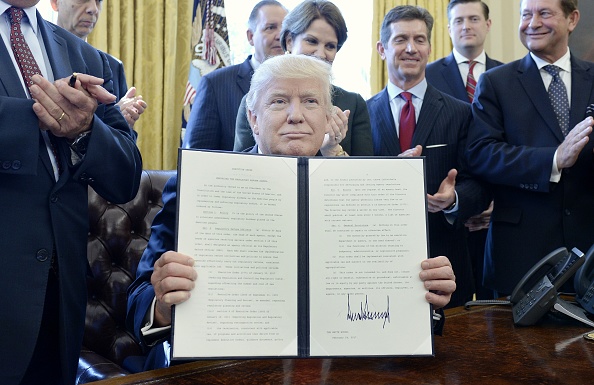 Donald Trump, presidente de Estados Unidos, firma la orden ejecutiva para reducir regulaciones federales. (Getty Images)