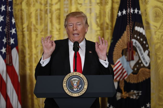 El presidente Donald Trump habla durante una conferencia de prensa en el Salón Este de la Casa Blanca en Washington. (AP)