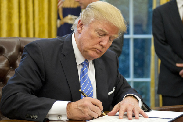 El presidente Donald Trump firma la orden ejecutiva contra la ley Dodd-Frank (Getty Images)