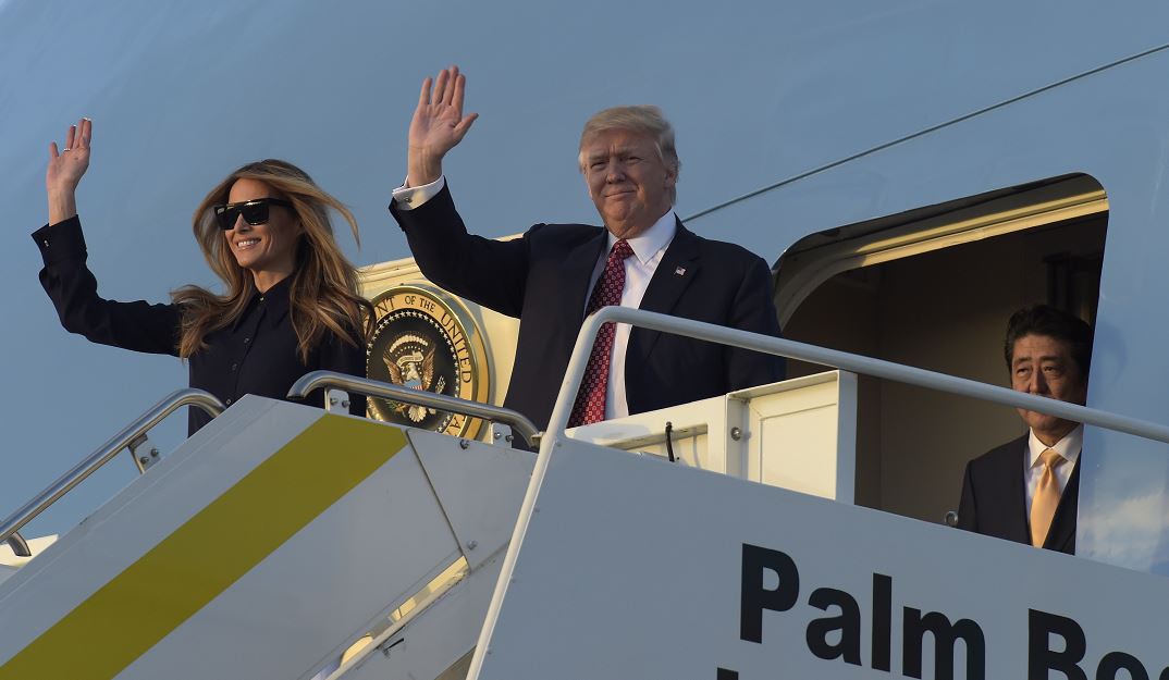 Melania y su hijo Barron viajan desde Nueva York a Mar-a-Lago para encontrarse con Donald Trump, los fines de semana. (AP, archivo)