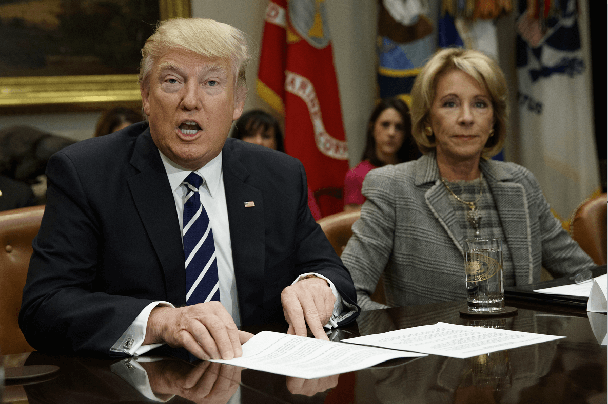 Donald Trump y Betsy DeVos, secretaria de Educación de Estados Unidos. (AP)