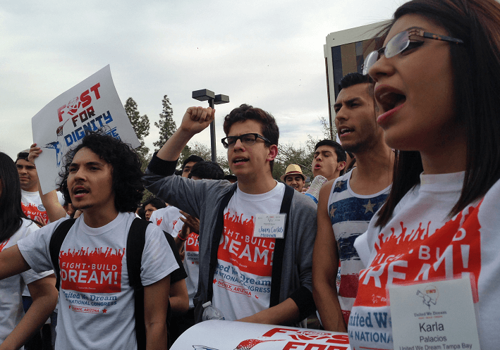 Dreamers participan en una protesta contra las deportaciones en Phoenix, en febrero de 2014. (AP, archivo)