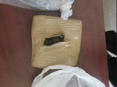 El paquete con droga fue asegurado dentro del cinturón perimetral de seguridad del Cereso de Cárdenas, Tabasco