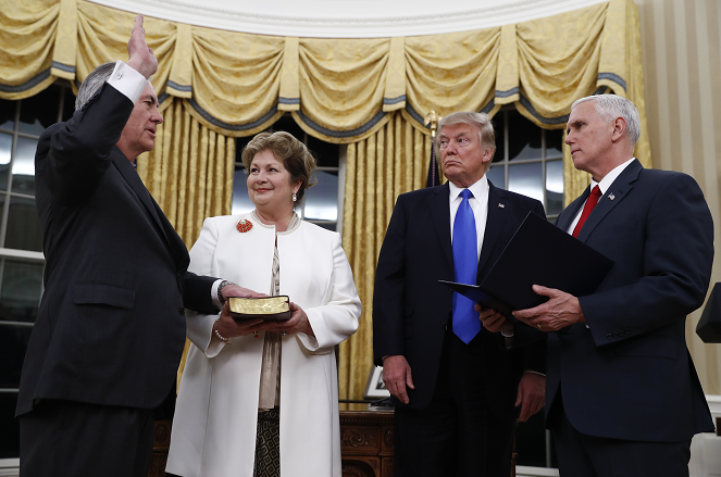 Durante una ceremonia en la Casa Blanca, Rex Tillerson jura como nuevo secretario de Estado de Estados Unidos.