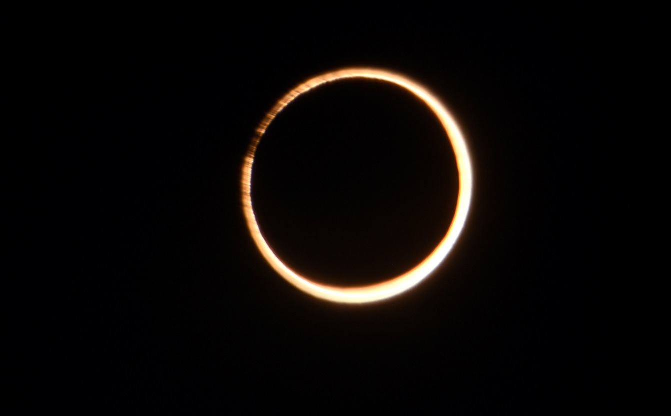 La Luna pasa entre el Sol y la Tierra durante el eclipse solar en Coyhaique, Chile (Reuters)
